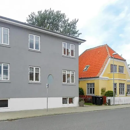 4 Person In Apartment *